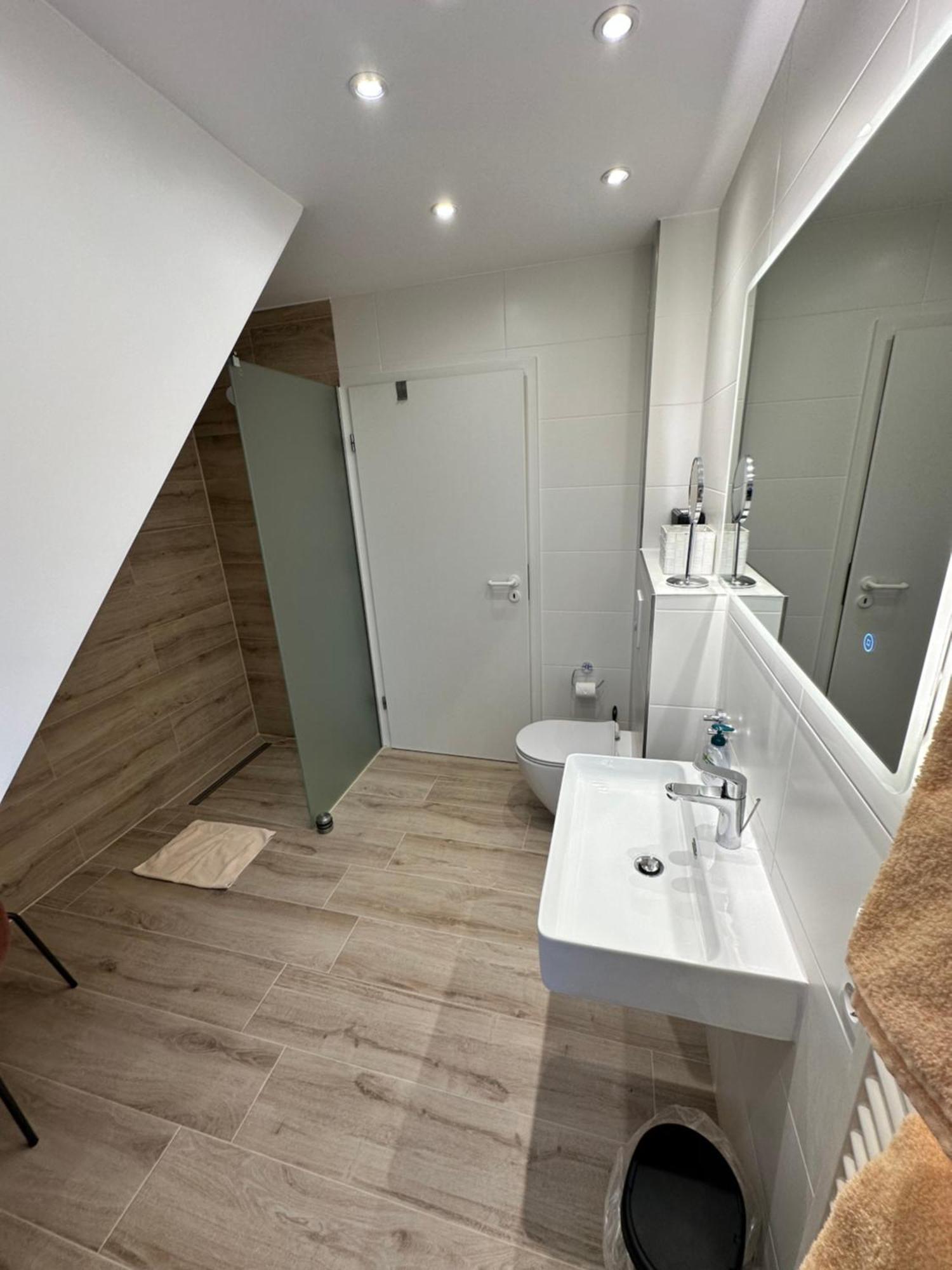Zwei Ferienwohnungen Anker Max 5 Personen & Leuchtturm Max 4 Personen, Direkt In Steinhude Scheunenviertel, Balkon, Wlan , Privater Parkplatz, Wallbox Bagian luar foto